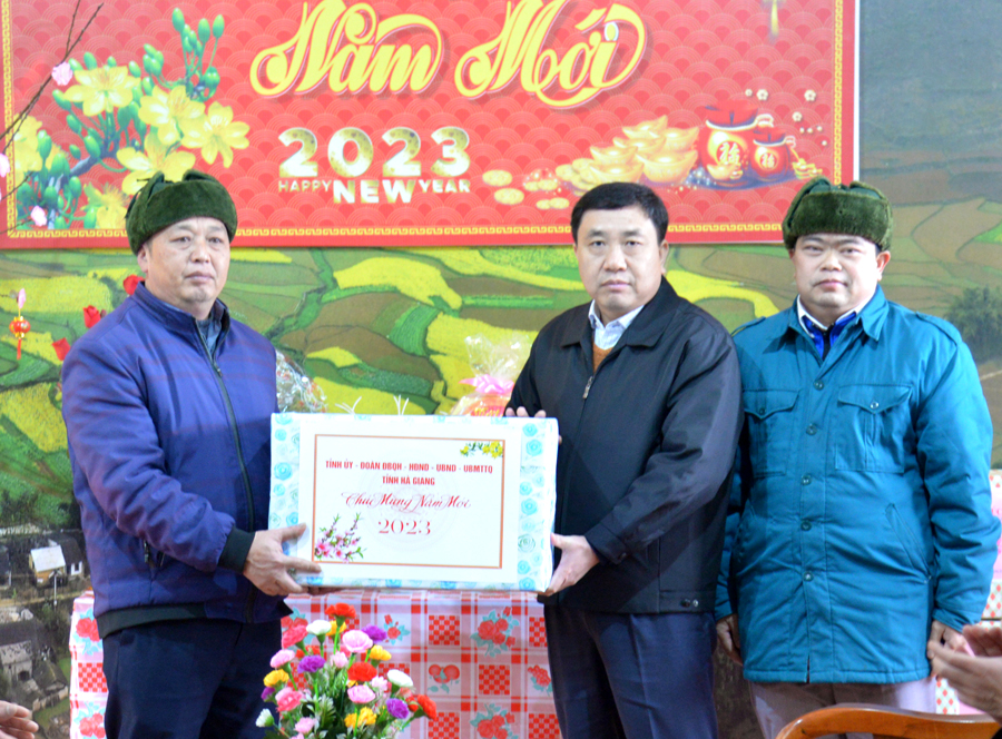 Phó Bí thư Tỉnh ủy Nguyễn Mạnh Dũng tặng quà xã Bát Đại Sơn
