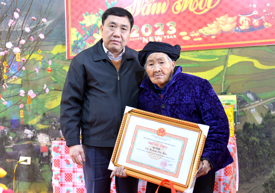 Phó Bí thư Tỉnh ủy Nguyễn Mạnh Dũng tặng quà Người cao tuổi xã Nghĩa Thuận.
