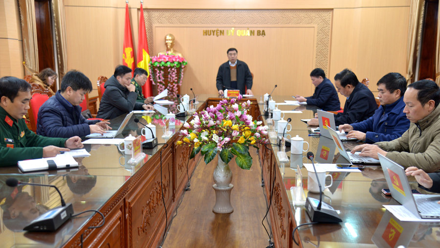 Phó Bí thư Tỉnh ủy Nguyễn Mạnh Dũng phát biểu tại buổi làm việc với BTV Huyện ủy Quản Bạ.
