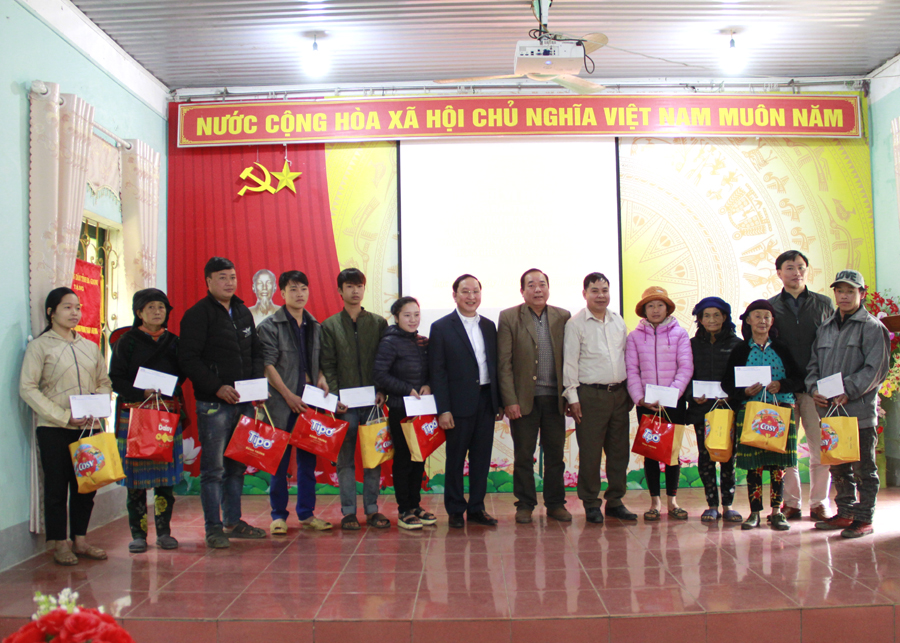 Lãnh đạo Hội Làm vườn tỉnh tặng quà cho hộ nghèo xã Lạc Nông, huyện Bắc Mê.
