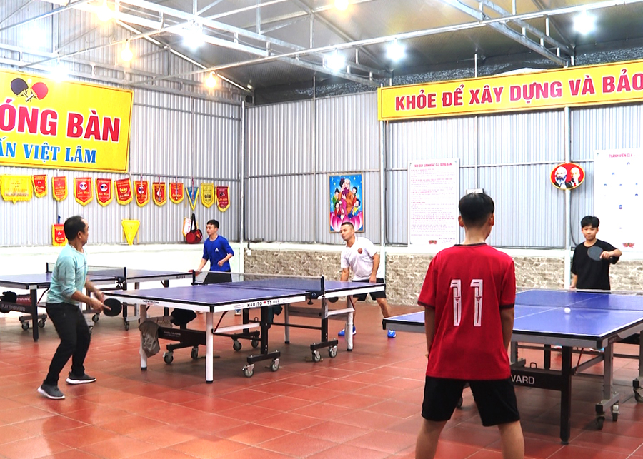 Người dân tổ 6, thị trấn Việt Lâm (Vị Xuyên) chơi thể thao tại nhà văn hóa kiểu mẫu.
