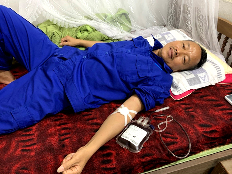Anh Cảnh trong lần hiến máu khi còn làm ở phân xưởng Mậu Duệ, Yên Minh.