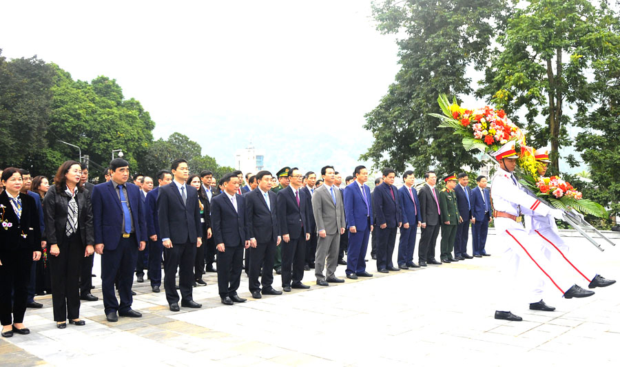 Các đồng chí lãnh đạo tỉnh và đại biểu dâng hoa trước Tượng đài Bác Hồ trong khuôn viên trụ sở Tỉnh ủy.