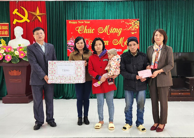 Đồng chí Nguyễn Thị Như Huệ, Phó Chủ tịch Liên đoàn Lao động tỉnh tặng quà cho các đối tượng tại Trung tâm Công tác xã hội tỉnh.

