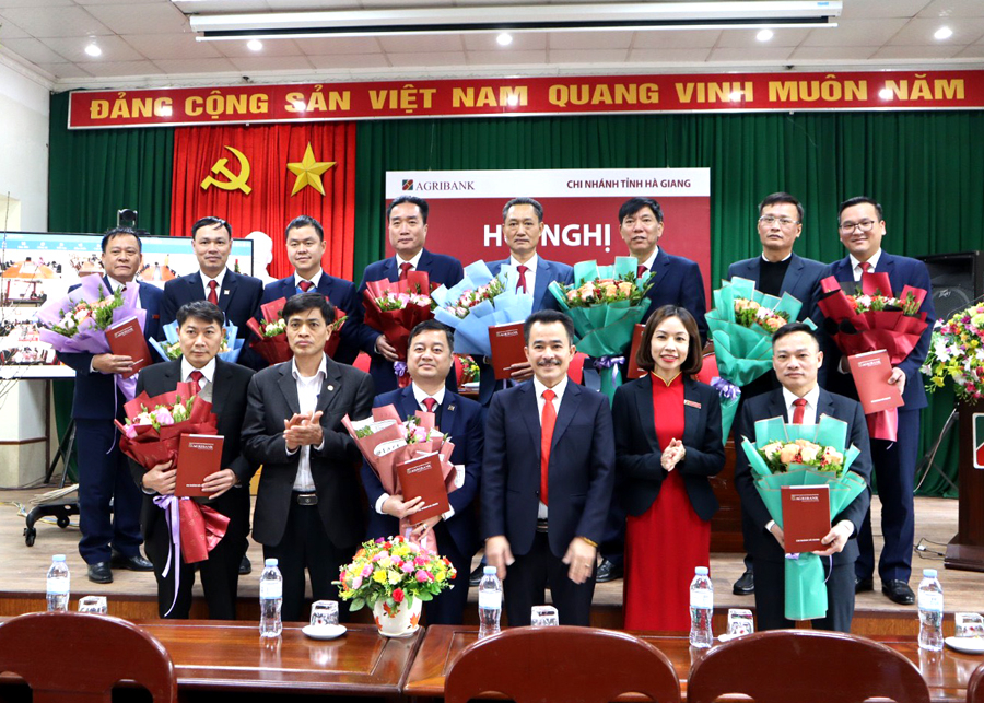 Lãnh đạo Agribank Hà Giang tặng khen thưởng cho các tập thể có thành tích xuất sắc trong năm 2022
