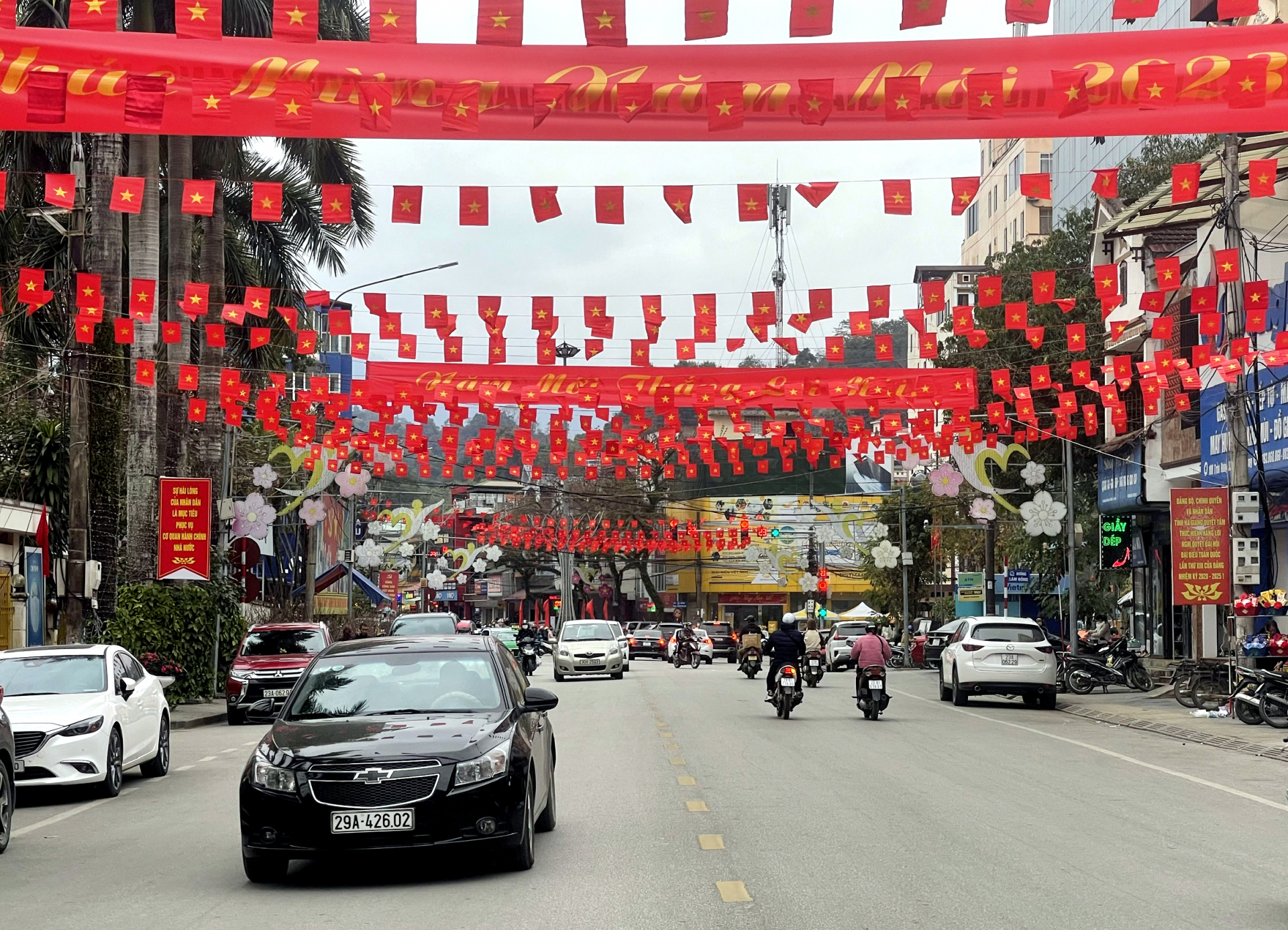 Đường Trần Hưng Đạo (TPHG) rực rỡ cờ hoa chào đón năm mới và Ngày thành lập Đảng cộng sản Việt Nam (3.2.1930 - 3.2.2023)