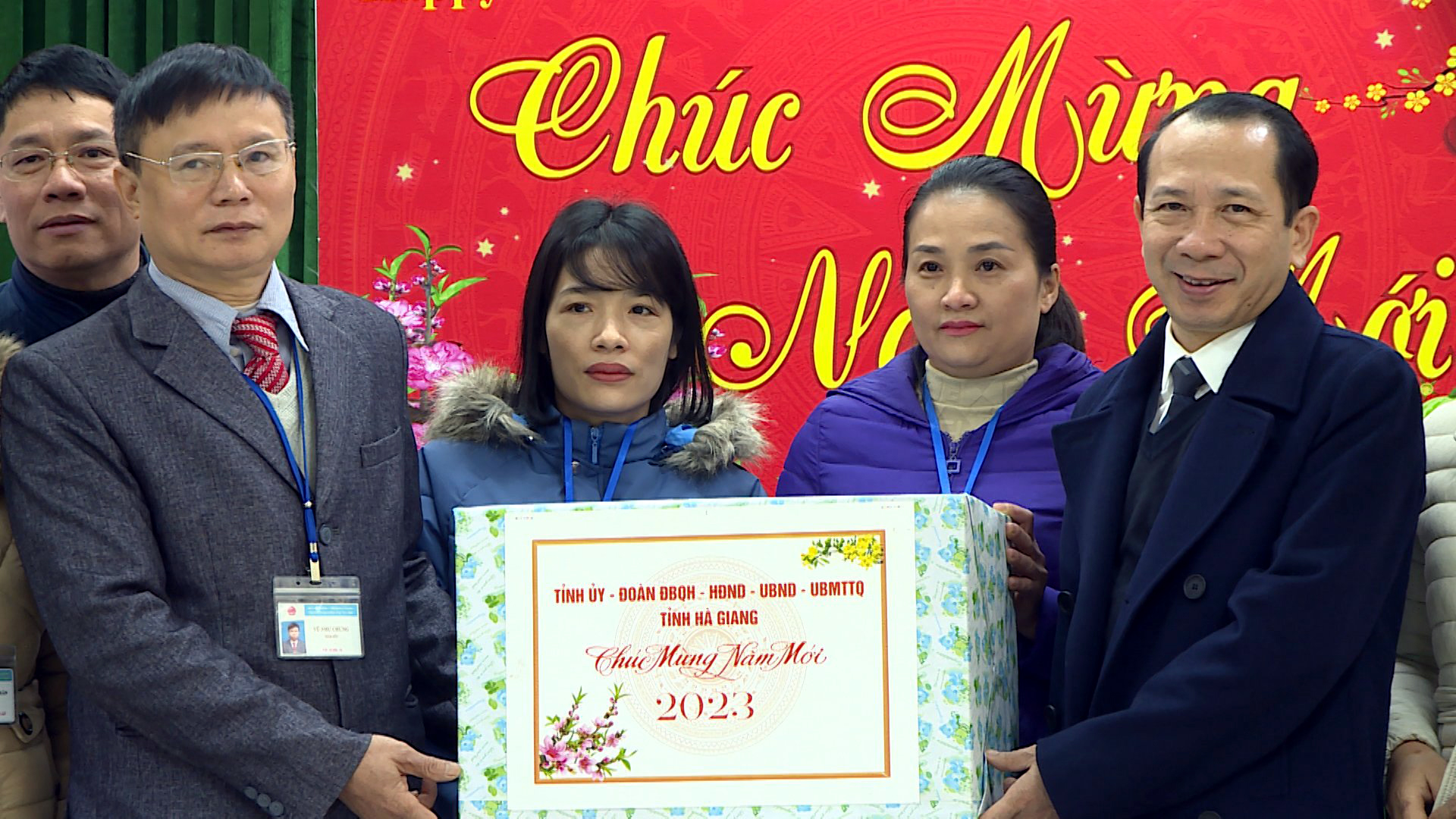 Phó Chủ tịch UBND tỉnh Trần Đức Quý tặng quà Trung tâm Công tác Xã hội tỉnh