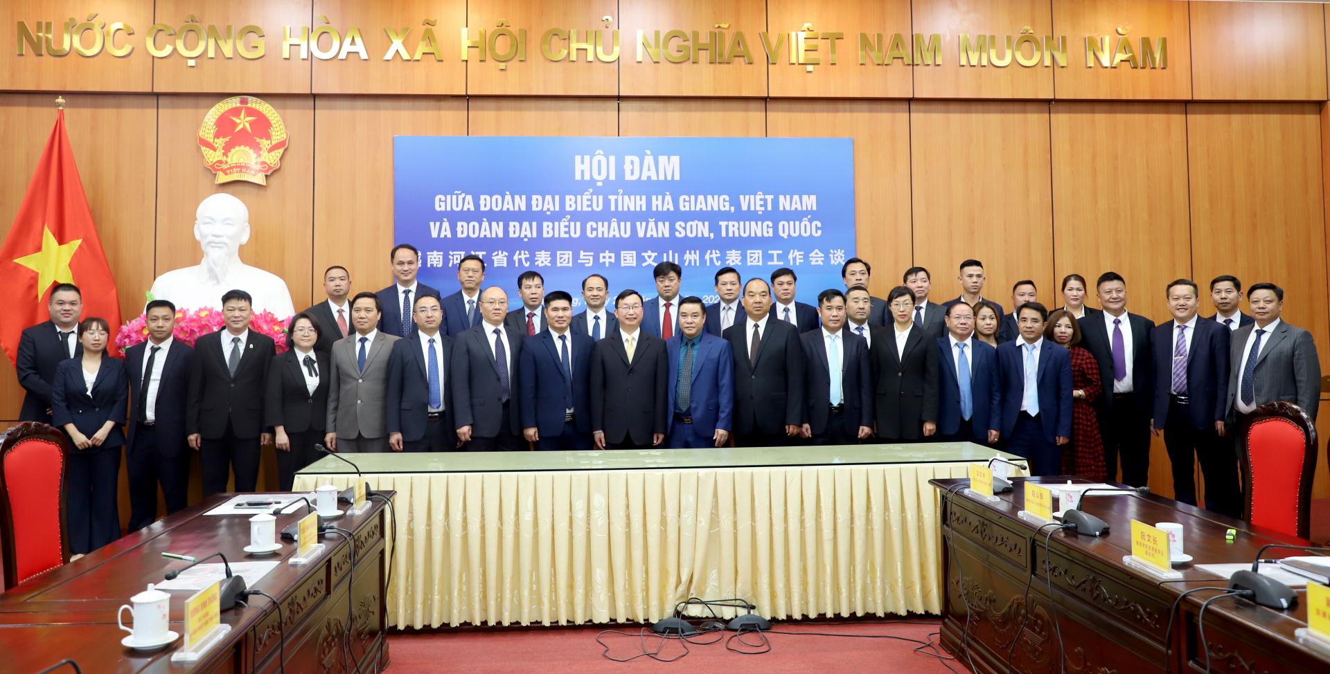 Lãnh đạo tỉnh chụp ảnh lưu niệm với đoàn đại biểu Chính quyền nhân dân châu Văn Sơn.