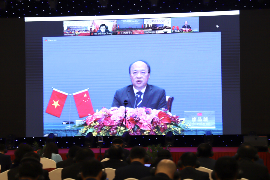 Phó Chủ tịch Chính quyền Khu tự trị dân tộc Choang Quảng Tây Liêu Phẩm Hồ phát biểu trực tuyến tại hội nghị
