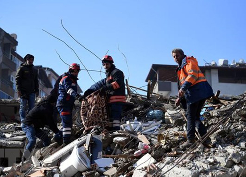 Lực lượng cứu hộ tìm kiếm nạn nhân trong đống đổ nát sau trận động đất tại Hatay, Thổ Nhĩ Kỳ. 