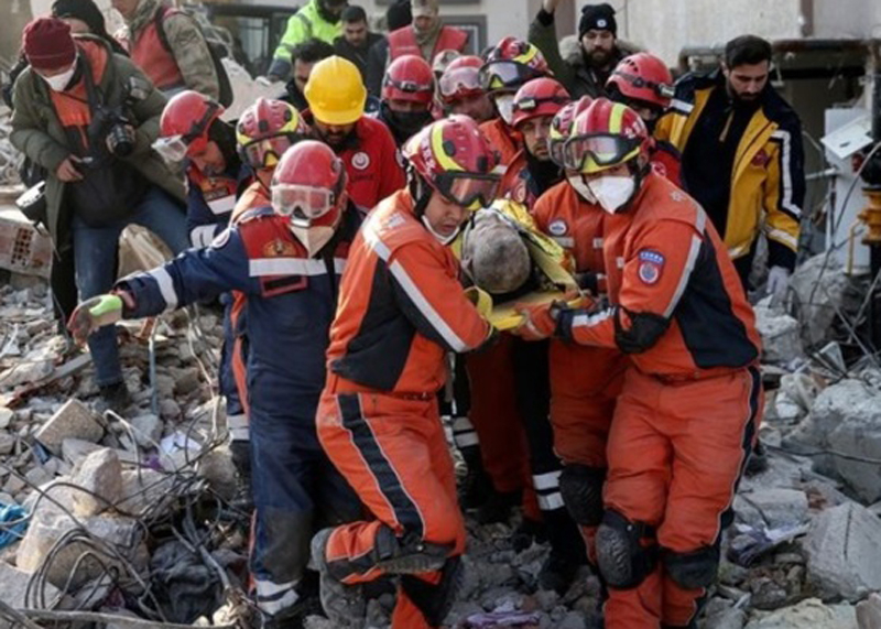 Nhân viên cứu hộ kéo người đàn ông ra khỏi đống đổ nát của một tòa nhà bị phá hủy ở thành phố Antakya, miền nam Thổ Nhĩ Kỳ, hôm 12/2