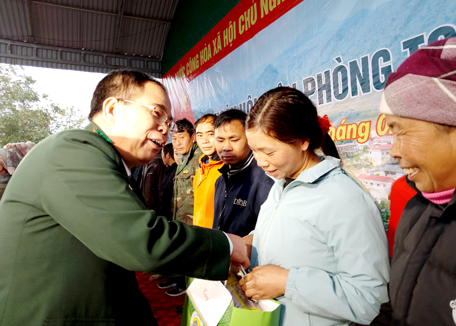 Thiếu tướng Phùng Quốc Tuấn, Phó Chính ủy Bộ đội Biên phòng trao quà cho các gia đình khó khăn xã Tùng Vài.
