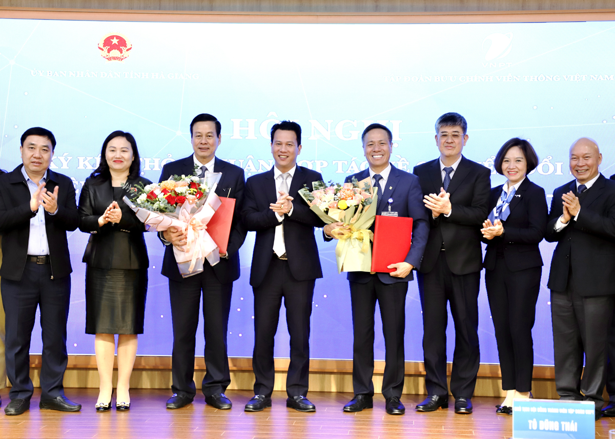 Bí thư Tỉnh ủy Đặng Quốc Khánh tặng hoa Chủ tịch Tập đoàn VNPT và Chủ tịch UBND tỉnh chúc chương trình ký kết thành công