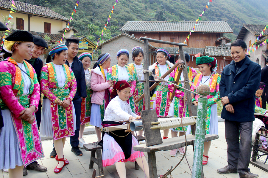 Dệt lanh, nghề truyền thống của dân tộc Mông Mèo Vạc.