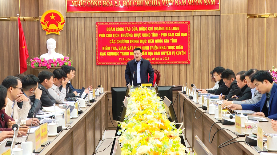 Phó Chủ tịch Thường trực UBND tỉnh Hoàng Gia Long phát biểu trong buổi làm việc tại huyện Vị Xuyên
