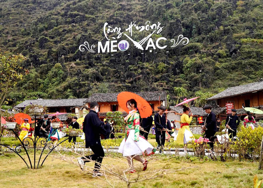 Huyện Mèo Vạc tổ chức chương trình giao lưu văn hóa dân tộc Mông.
