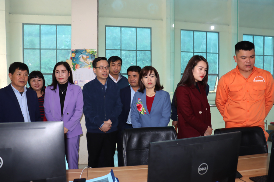 Các đại biểu khảo sát tại Nhà máy Thủy điện Nậm Yên, xã Tả Nhìu.
