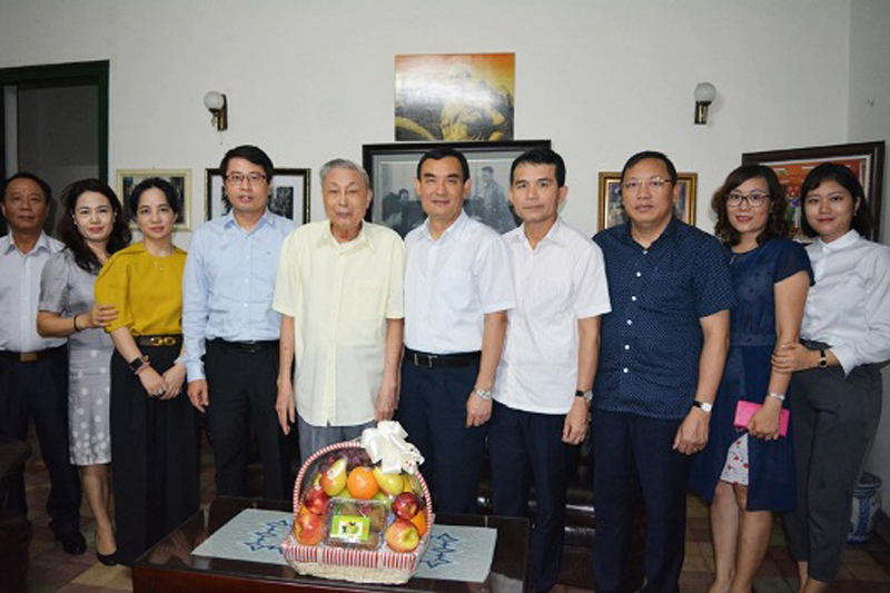 Đoàn công tác Văn phòng Chính phủ đến thăm Trung tướng Đồng Sỹ Nguyên vào năm 2018