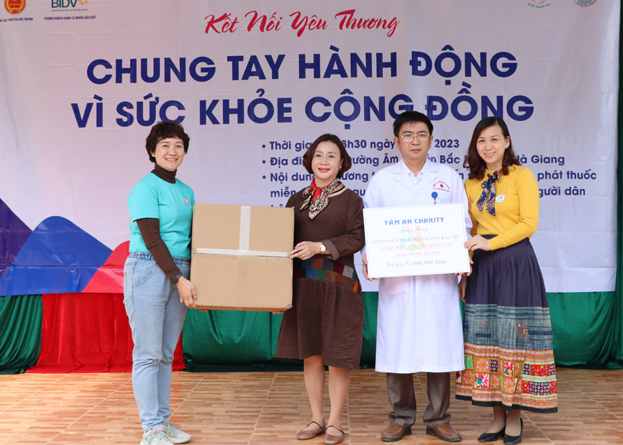 Đoàn từ thiện Tâm An Charity và các nhà hảo tâm trao tặng máy siêu âm cho Bệnh viện Đa khoa huyện Bắc Mê.
