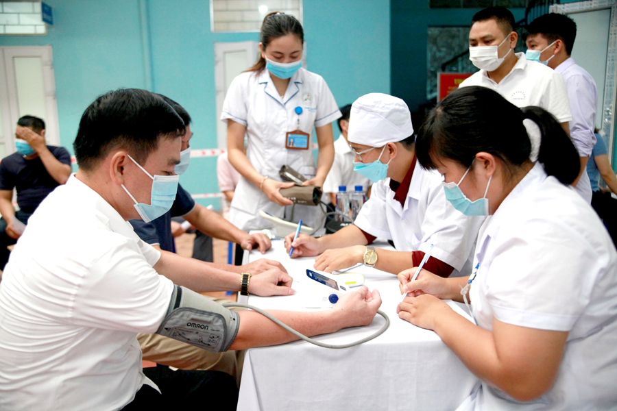 Trung tâm Y tế thành phố Hà Giang khám sức khỏe cho người dân theo Đề án bác sỹ gia đình.                          Ảnh: PHẠM HOAN