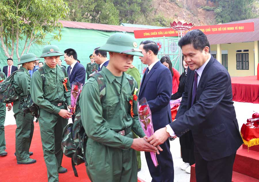 Chủ tịch Ủy ban MTTQ tỉnh Vàng Seo Cón động viên các tân binh lên đường nhập ngũ.
