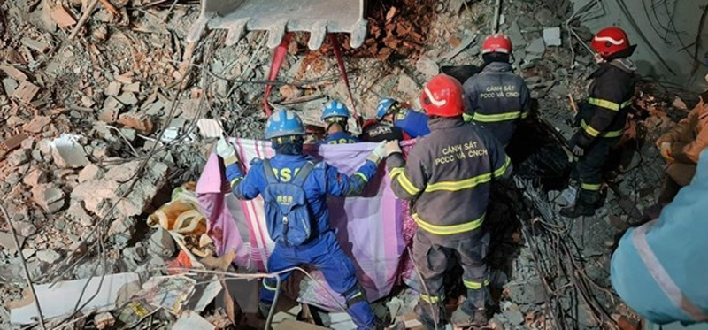 Lực lượng cứu hộ, cứu nạn Bộ Công an đưa thi thể các nạn nhân ra khỏi đống đổ nát.