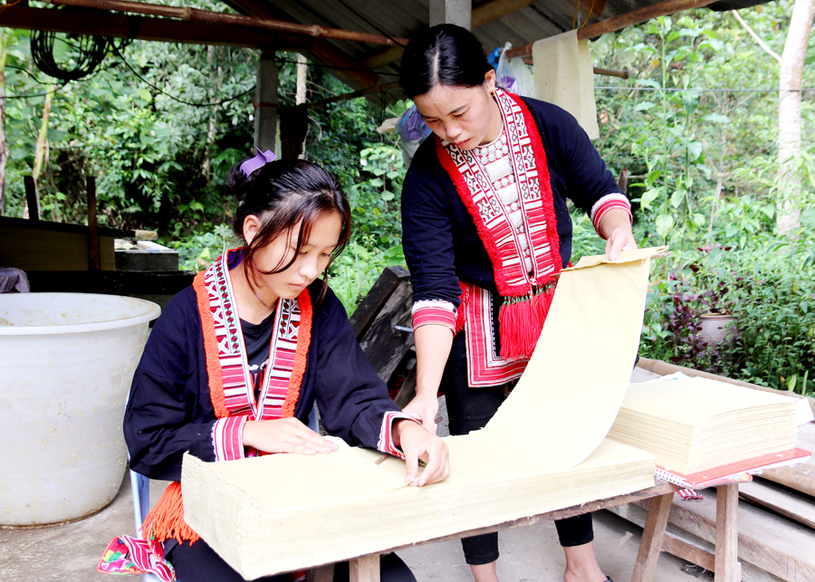 Sản xuất giấy Bản giúp đồng bào Dao thôn Thanh Sơn, thị trấn Việt Quang giữ nghề truyền thống, nâng cao thu nhập.

