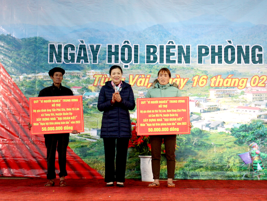 Phó Chủ tịch Ủy ban T.Ư MTTQ Việt Nam trao hỗ trợ xây dựng nhà Đại đoàn kết cho các hộ khó khăn của huyện Quản Bạ.
