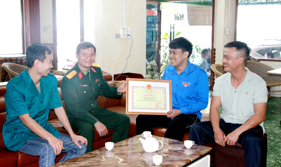 Cán bộ Ban Chỉ huy Quân sự thành phố Hà Giang và phường Minh Khai động viên tân binh Nguyễn Hoàng Phúc trước ngày nhập ngũ.
