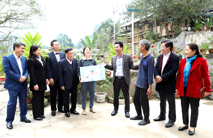 Bí thư Tỉnh ủy Đặng Quốc Khánh tặng quà, động viên HTX Huy Yến
