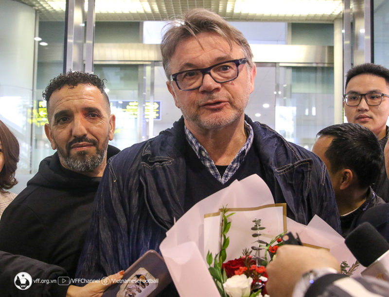 Huấn luyện viên Philippe Troussier chia sẻ cảm xúc với truyền thông
tại sân bay trong lần trở lại Việt Nam đảm nhiệm cương vị mới.