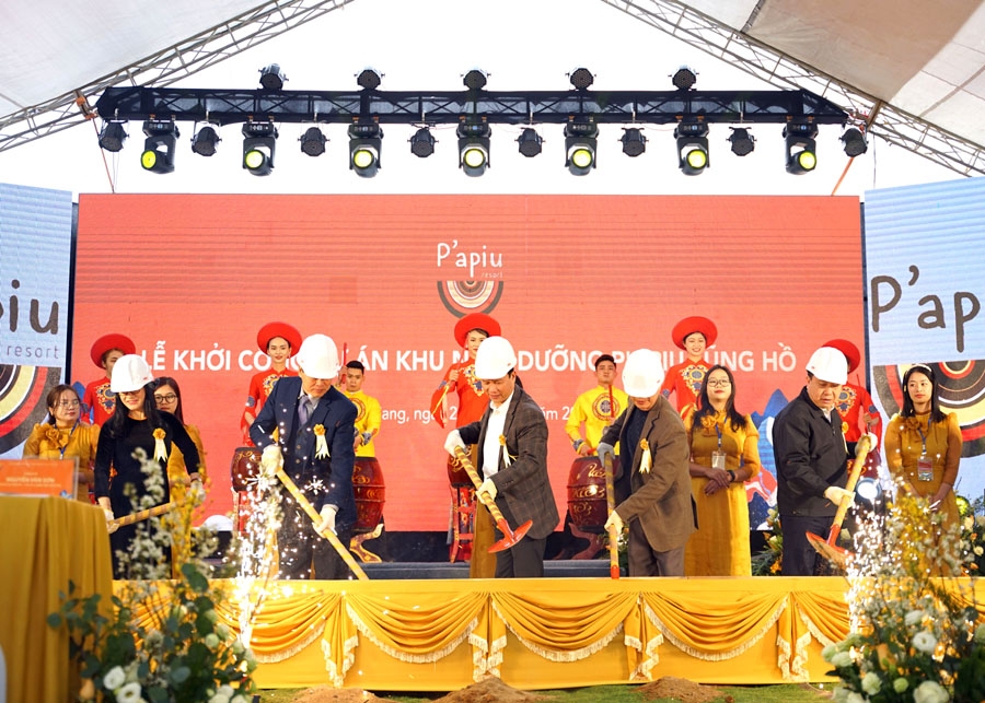 Bí thư Tỉnh ủy Đặng Quốc Khánh và các đại biểu làm lễ động thổ dự án Khu nghỉ dưỡng P’apiu Lũng Hồ, xã Lũng Hồ (Yên Minh).
