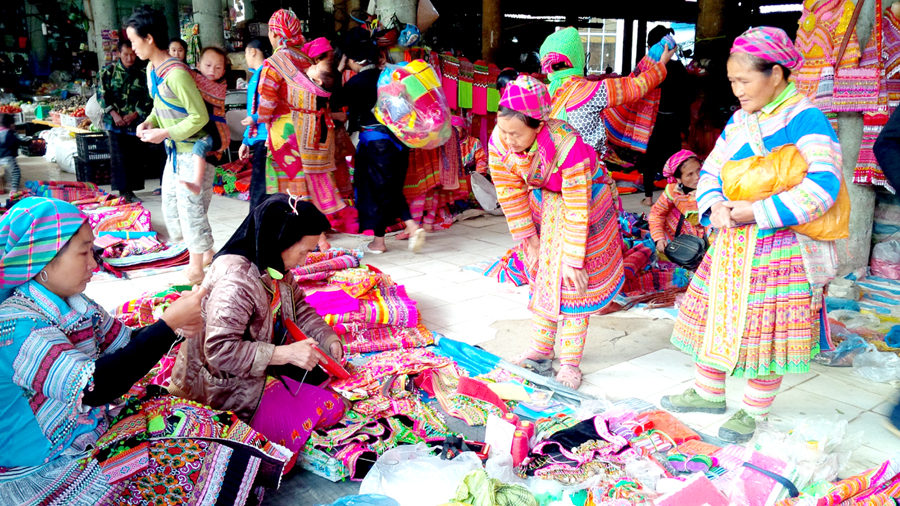 Trao đổi hàng hóa ở chợ phiên thị trấn Vinh Quang.
