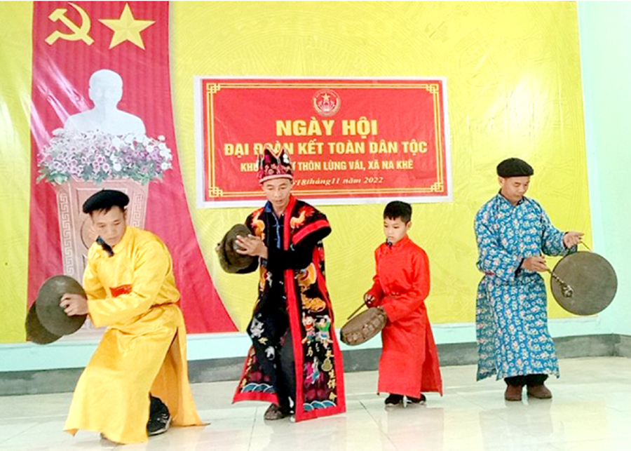 Biểu diễn văn nghệ trong Ngày hội Đại đoàn kết dân tộc xã Na Khê (Yên Minh).