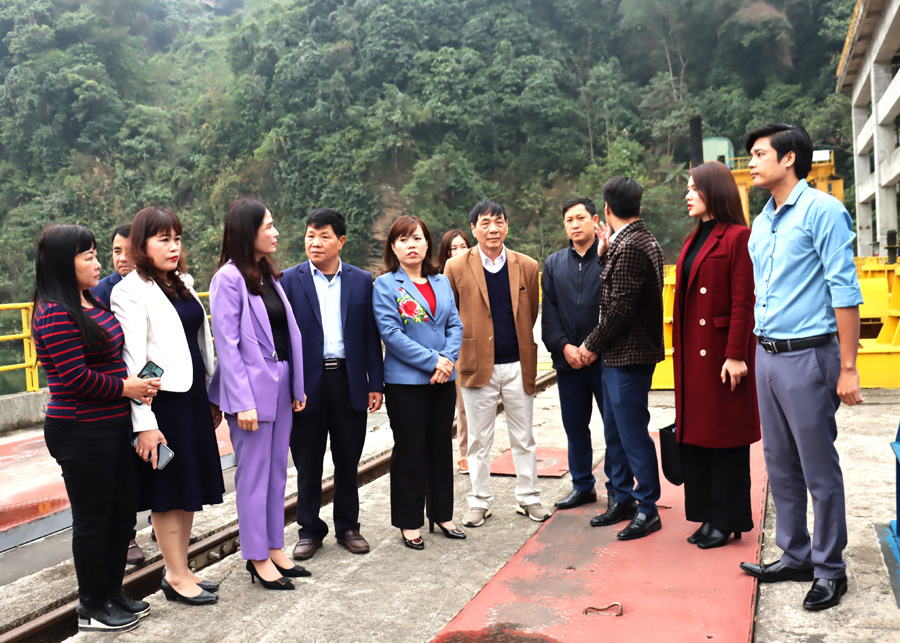 Các đại biểu khảo sát tại Nhà máy Thủy điện Sông Chảy 6, xã Thèn Phàng.

