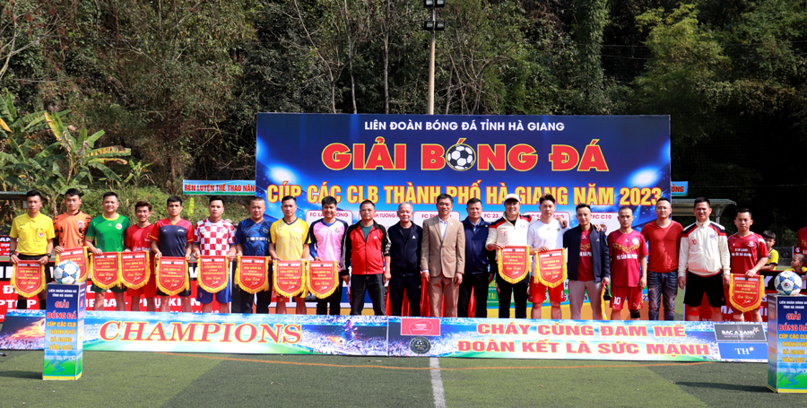Ban tổ chức trao cờ lưu niệm cho các đội bóng tham dự giải
