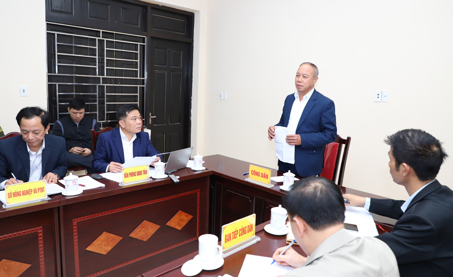 Công dân Hoàng Văn Cắng trình bày các nội dung kiến nghị của nhân dân thôn Tân Tiến
