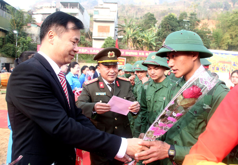 Các đại biểu tặng hoa, quà và động viên các tân binh lên đường nhập ngũ.
