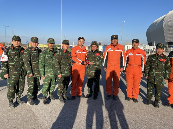 Thiếu tướng Phạm Văn Tỵ trao đổi, tặng quà lưu niệm cho Đội cứu hộ của Trung Quốc.
