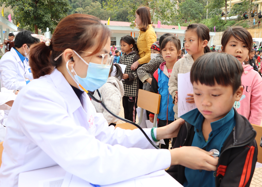 Các bác sĩ khám, tư vấn khám sức khỏe cho các em học sinh Trường Phổ thông DTBT Tiểu học Đường Âm.
