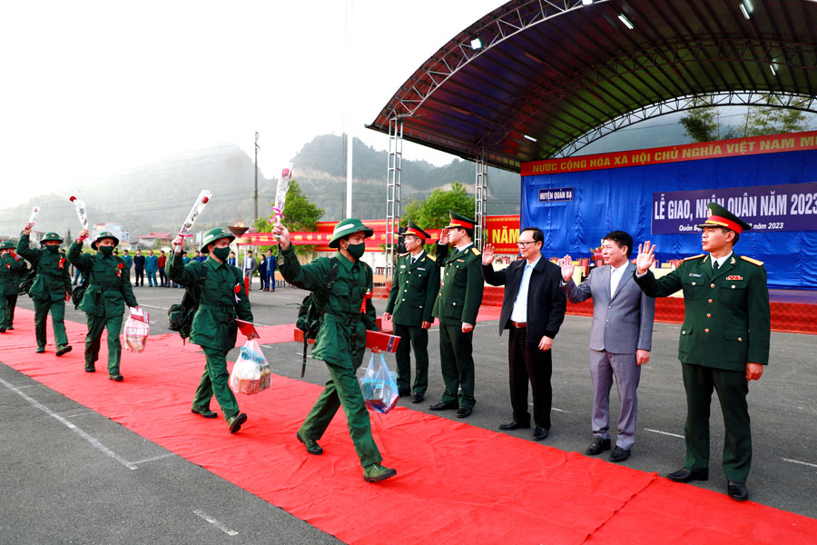 Phó Bí thư Thường trực Tỉnh ủy, Chủ tịch HĐND tỉnh Thào Hồng Sơn cùng lãnh đạo huyện Quản Bạ tiễn tân binh huyện Quản Bạ lên đường nhập ngũ.
