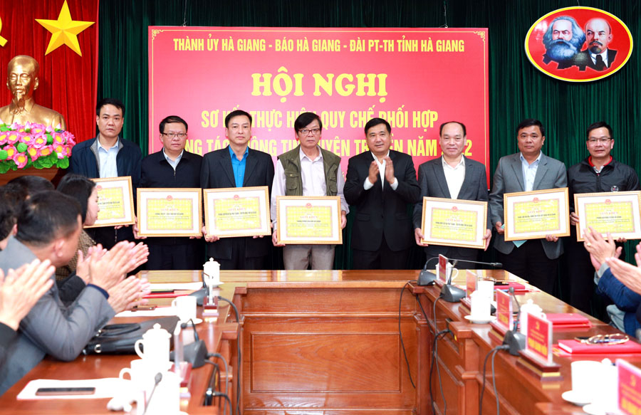 Lãnh đạo Thành ủy Hà Giang trao tặng Giấy khen cho các tập thể có thành tích xuất sắc trong công tác phối hợp tuyên truyền năm 2022.
