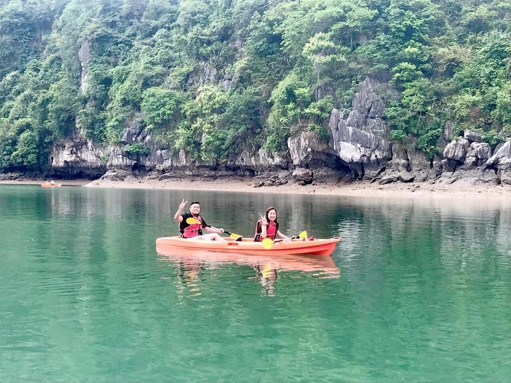 Chèo thuyền Kayak tiếp cận hang Luồn. 