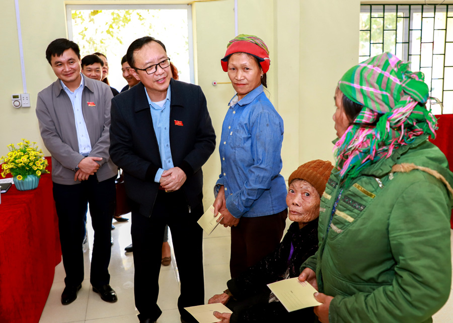 Phó Bí thư Thường trực Tỉnh ủy, Chủ tịch HĐND tỉnh Thào Hồng Sơn thăm hỏi, tặng quà cho một số hộ nghèo, gia đình có hoàn cảnh đặc biệt khó khăn tại xã Ngọc Linh.
