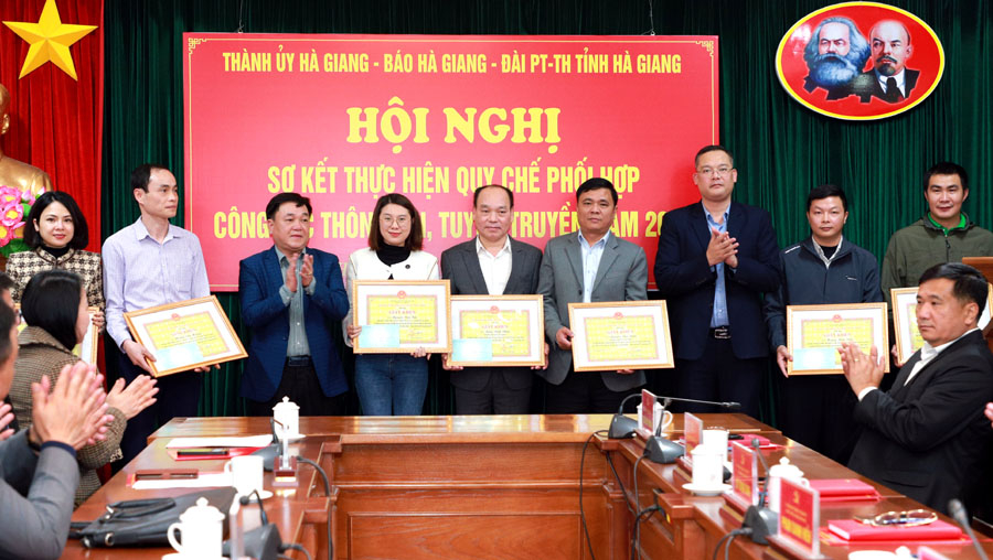 Lãnh đạo Thành ủy Hà Giang trao tặng Giấy khen cho các cá nhân có thành tích xuất sắc trong công tác phối hợp tuyên truyền năm 2022.
