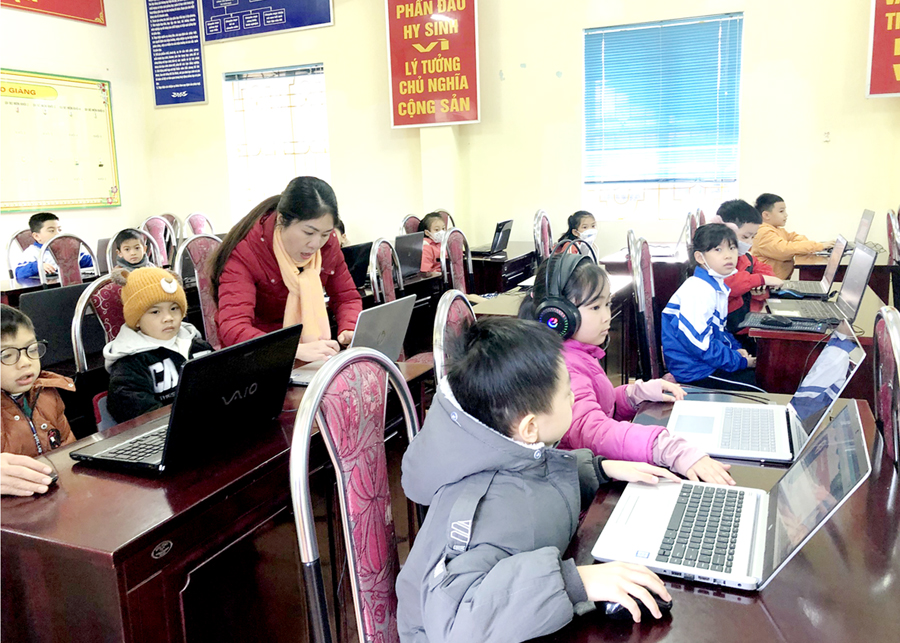 Học sinh Trường Tiểu học Minh Khai (thành phố Hà Giang) thi Trạng nguyên tiếng Việt nền tảng số.
