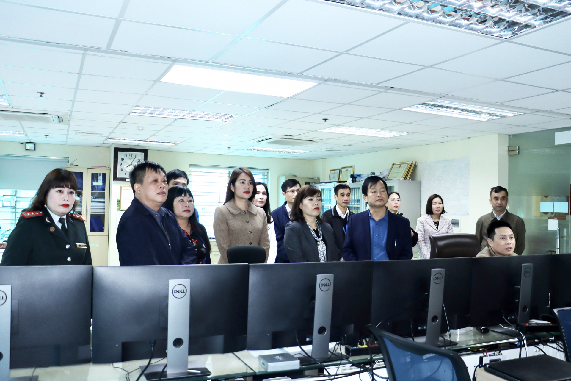 Các đại biểu tham quan Trung tâm điều khiển xa của Công ty Điện lực Hà Giang.