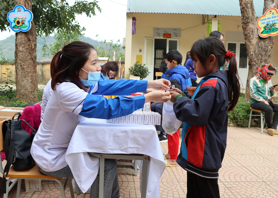 Các bác sĩ cấp phát thuốc miễn phí cho các em học sinh Trường Phổ thông DTBT Tiểu học Đường Âm.
