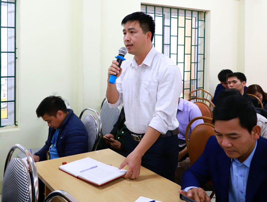 Đại diện cử tri xã Ngọc Linh kiến nghị với Đoàn đại biểu HĐND tỉnh tại buổi TXCT.
