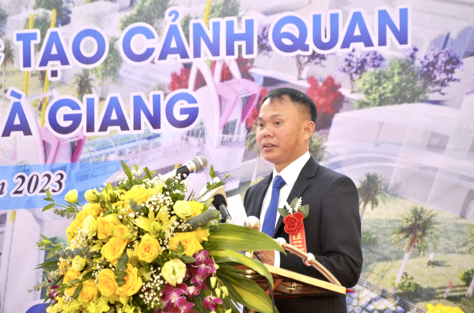 Giám đốc Ban quản lý Dự án Đầu tư xây dựng công trình Nông nghiệp và PTNT tỉnh Nguyễn Song Tứ báo cáo tiến độ thực hiện dự án.